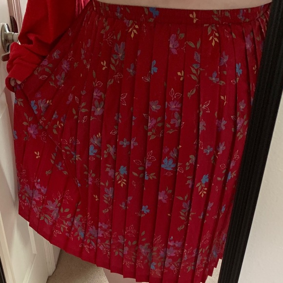 Plus size pleated red skirt with floral print - Picture 2 of 3
